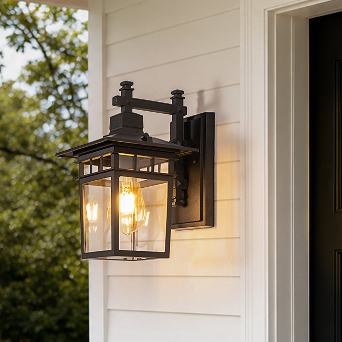 Aplique de pared exterior Varola farol negro – junto a una puerta sobre pared de madera blanca