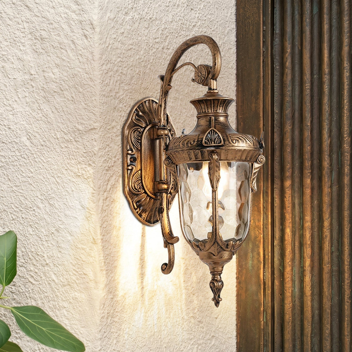 Farol de pared exterior clásico Zalumbra – bronce envejecido encendido en una fachada