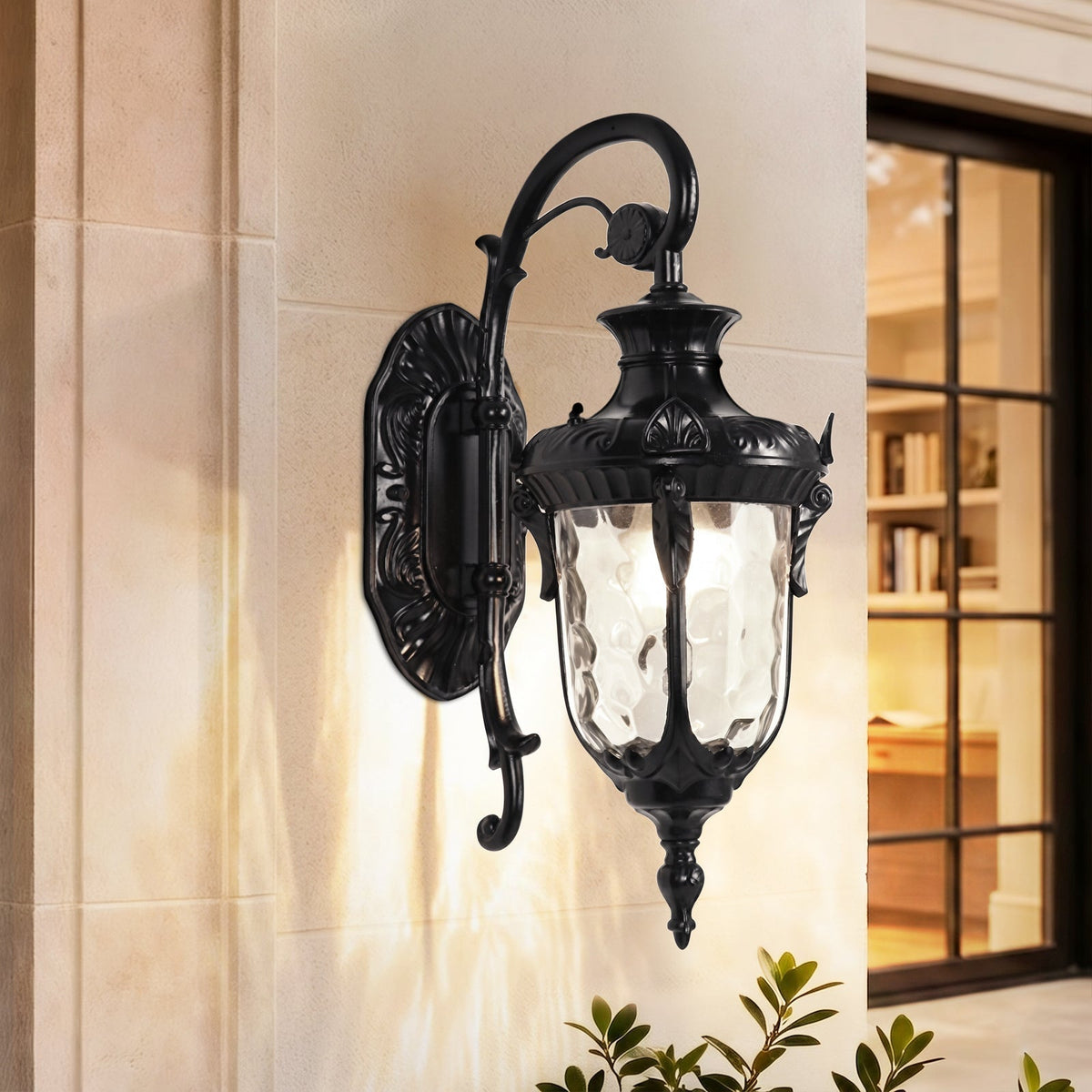 Farol de pared exterior clásico Zalumbra – negro encendido junto a una puerta