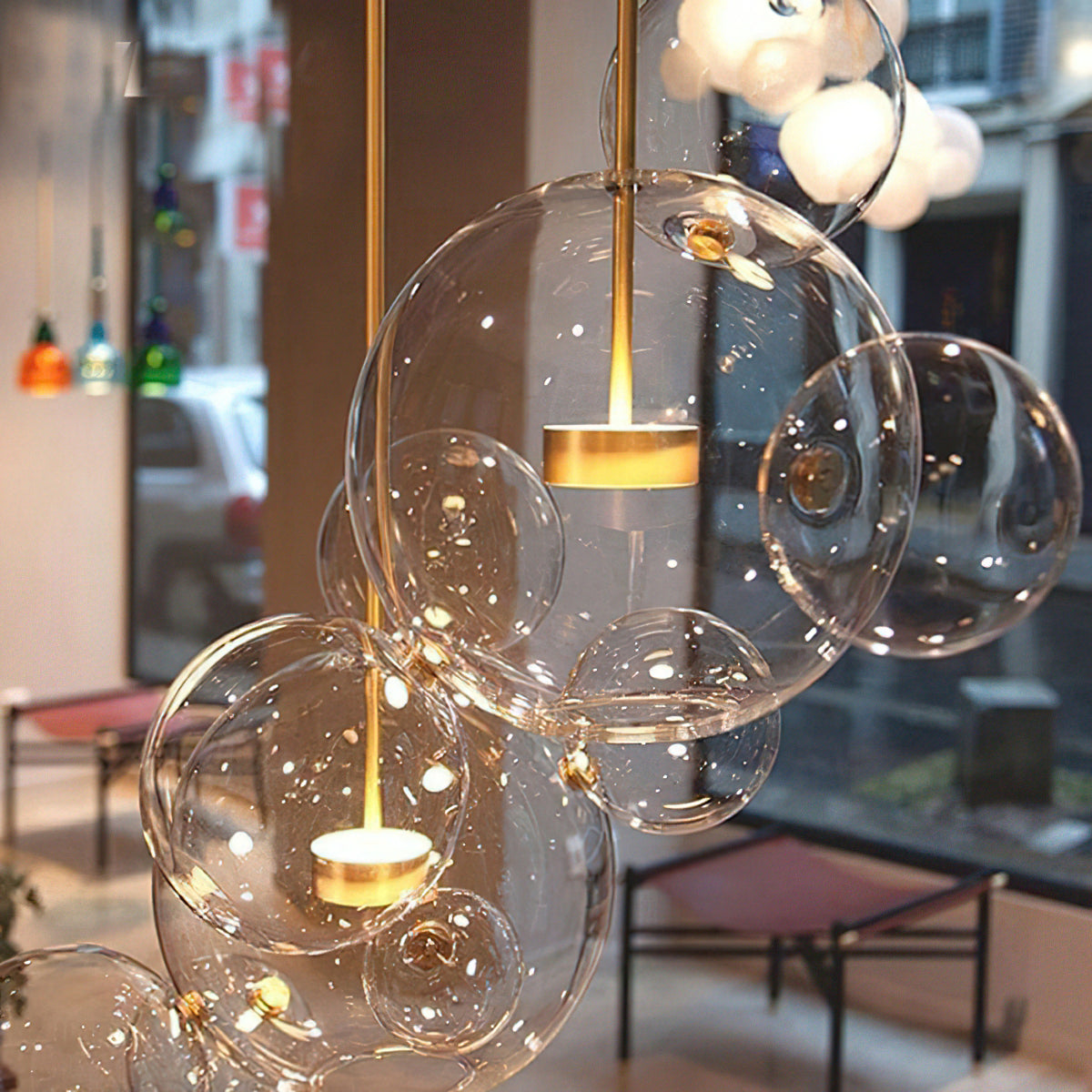 Lámpara colgante de esferas de cristal Perlada en un salón luminoso – imagen 19