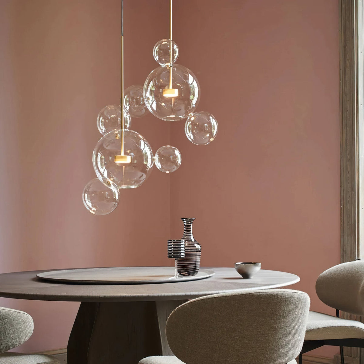 Lámpara colgante de esferas de cristal Perlada en un salón luminoso – imagen 5