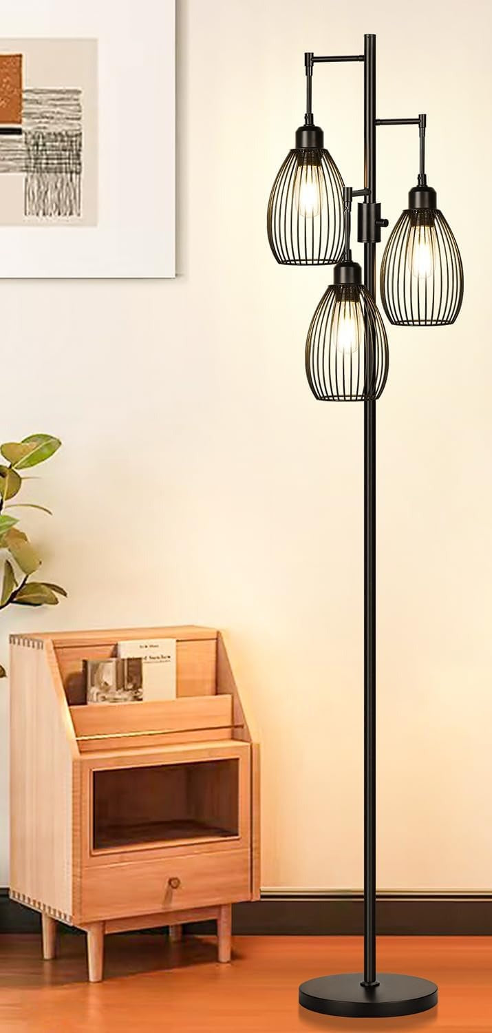Lámpara de pie industrial Pilora con 3 jaulas en un salón moderno – imagen 3
