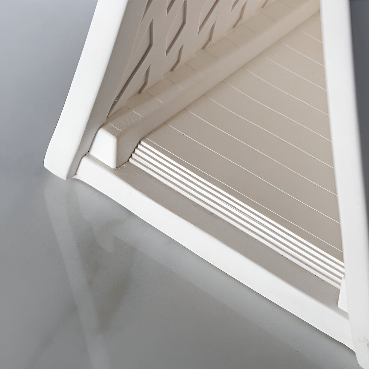 Lámpara de mesa LED de yeso Gesela – detalle de las líneas del yeso