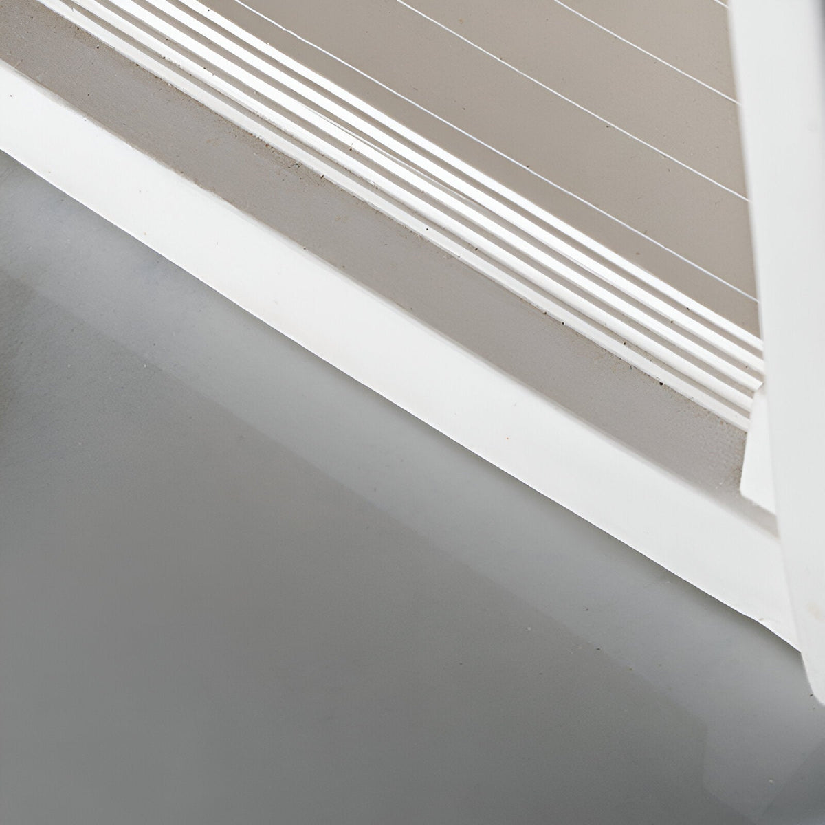 Lámpara de mesa LED de yeso Gesela – detalle de las acanaladuras