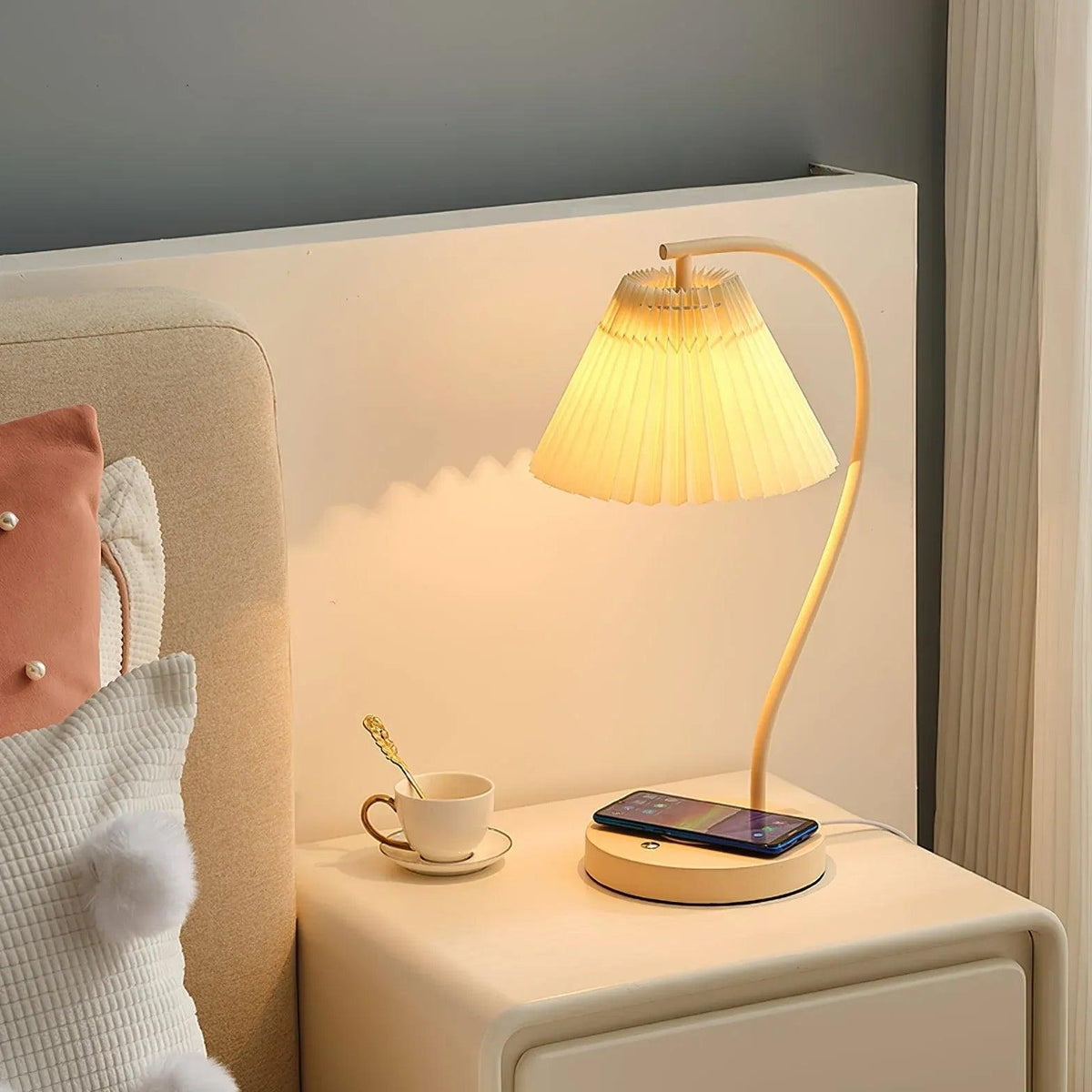 Lámpara de mesa plisada con carga inalámbrica Plisena – vista principal