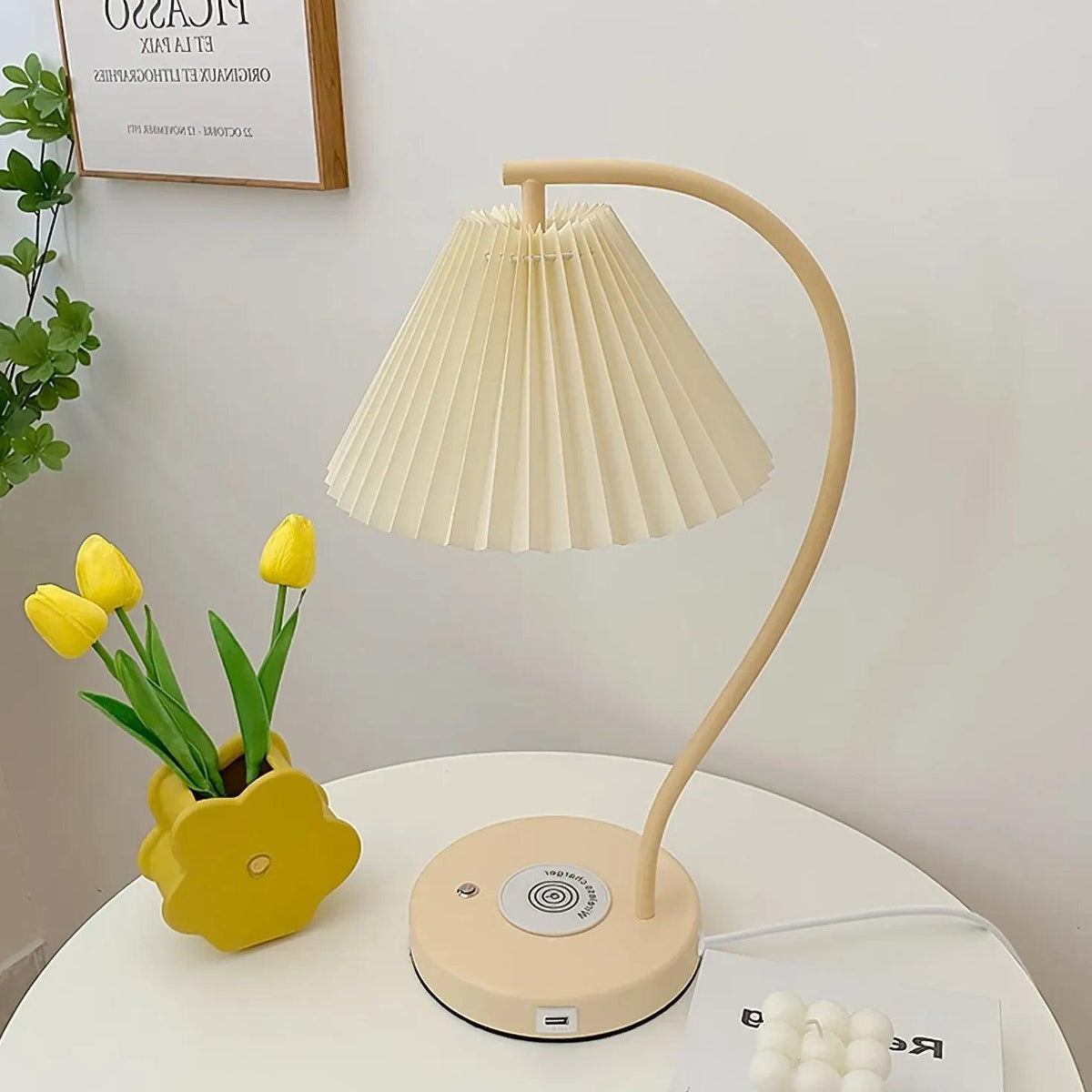 Lámpara de mesa plisada con carga inalámbrica Plisena – versión en beige