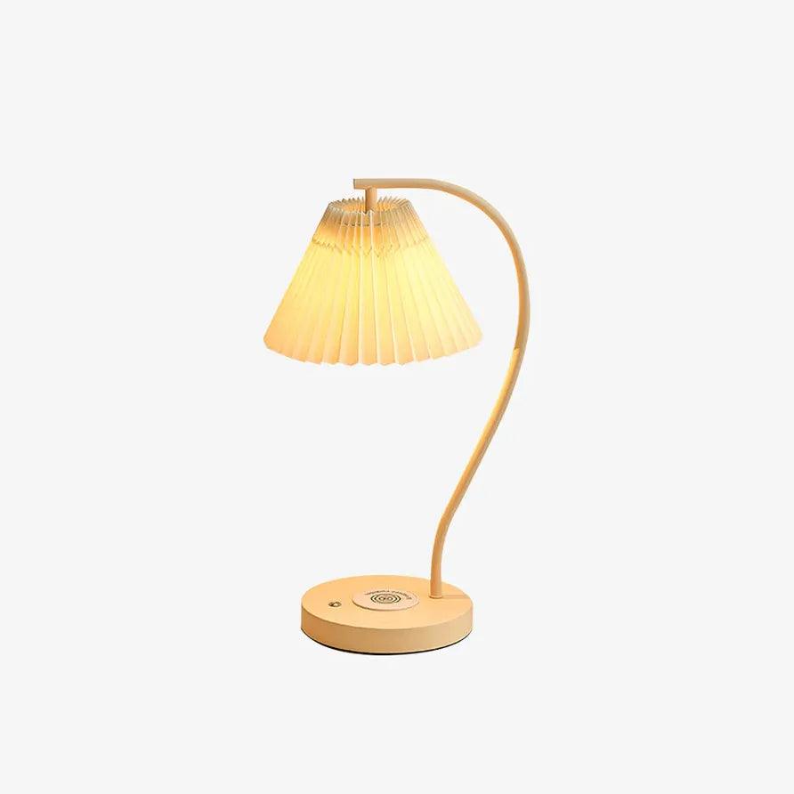 Lámpara de mesa plisada con carga inalámbrica Plisena en una mesita de noche – imagen 4