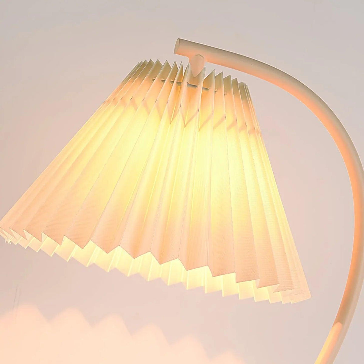 Lámpara de mesa plisada con carga inalámbrica Plisena – detalle de la pantalla plisada encendida