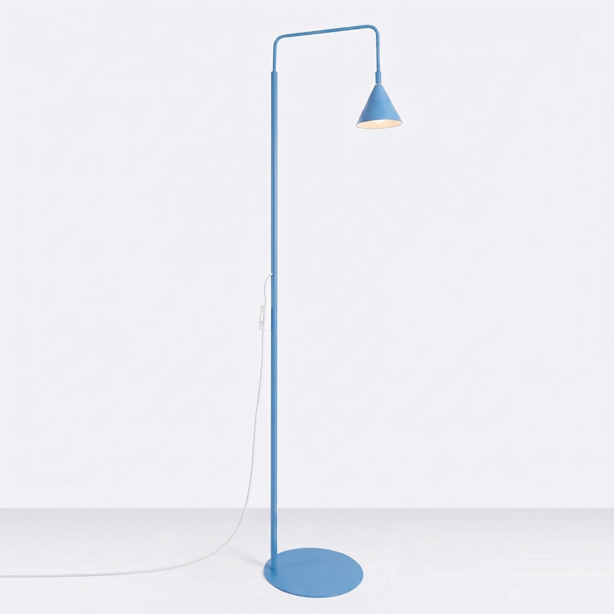 Lámpara de pie con pantalla cónica Pelara – azul, sobre fondo blanco