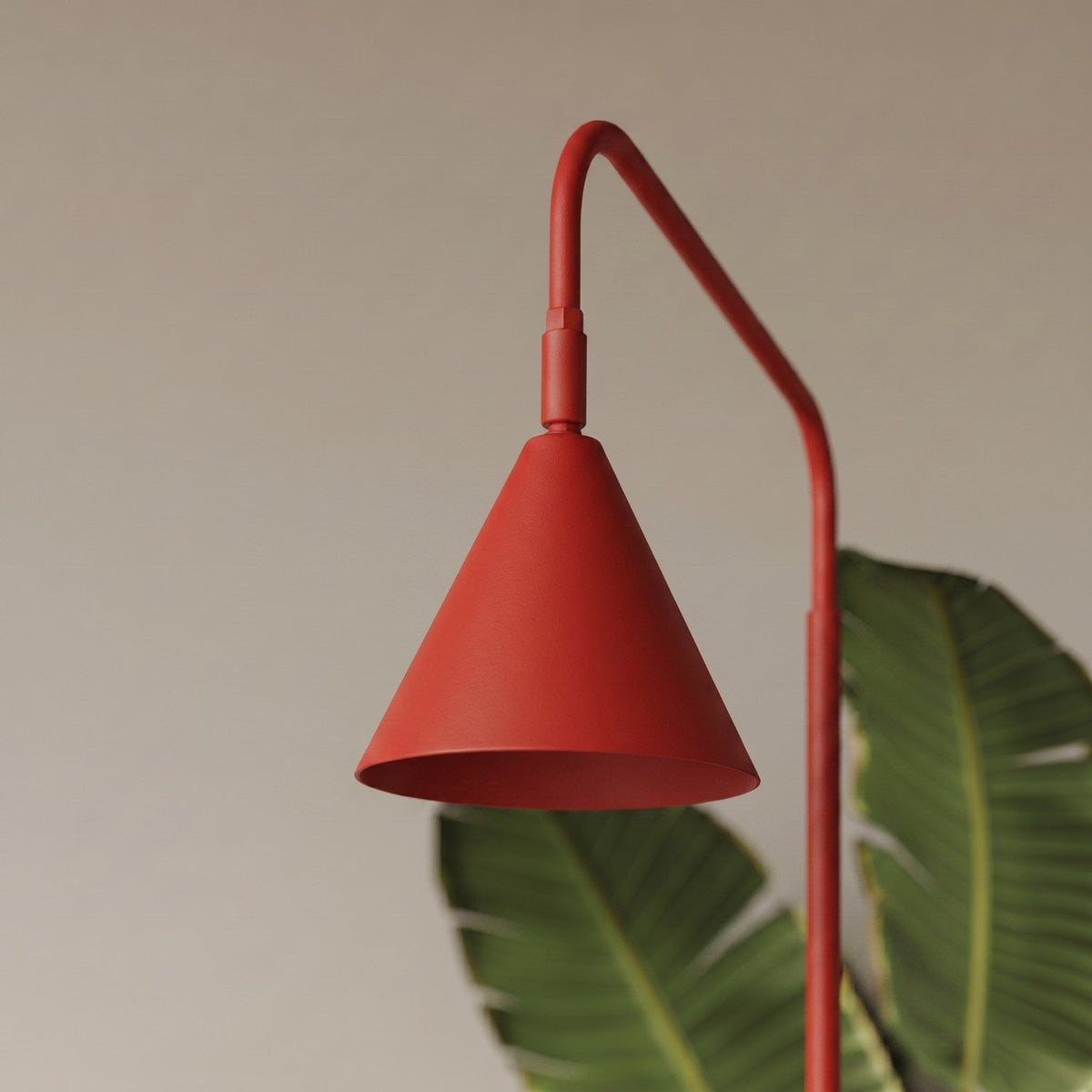 Lámpara de pie con pantalla cónica Pelara – detalle de la pantalla rojo
