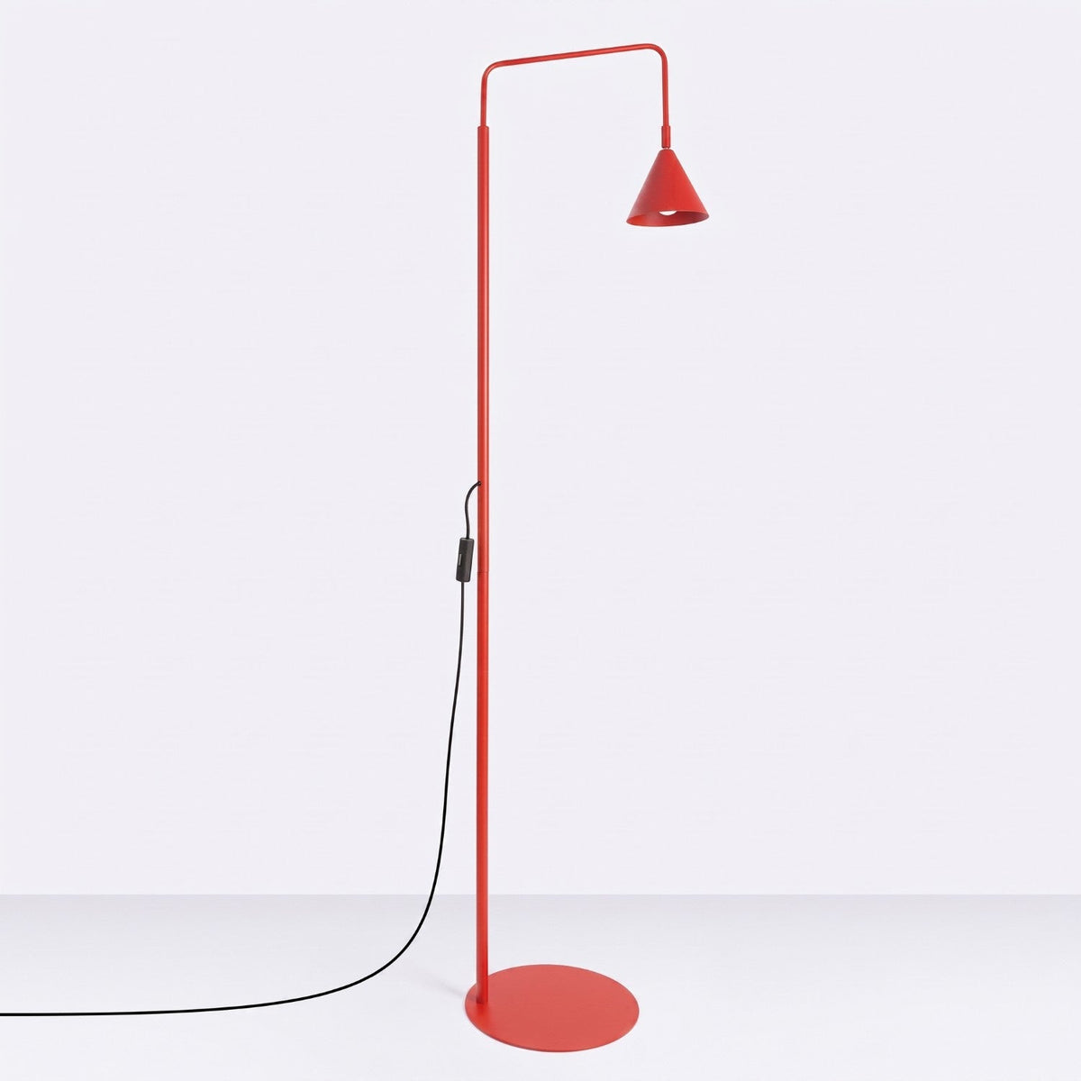 Lámpara de pie con pantalla cónica Pelara – rojo, sobre fondo blanco