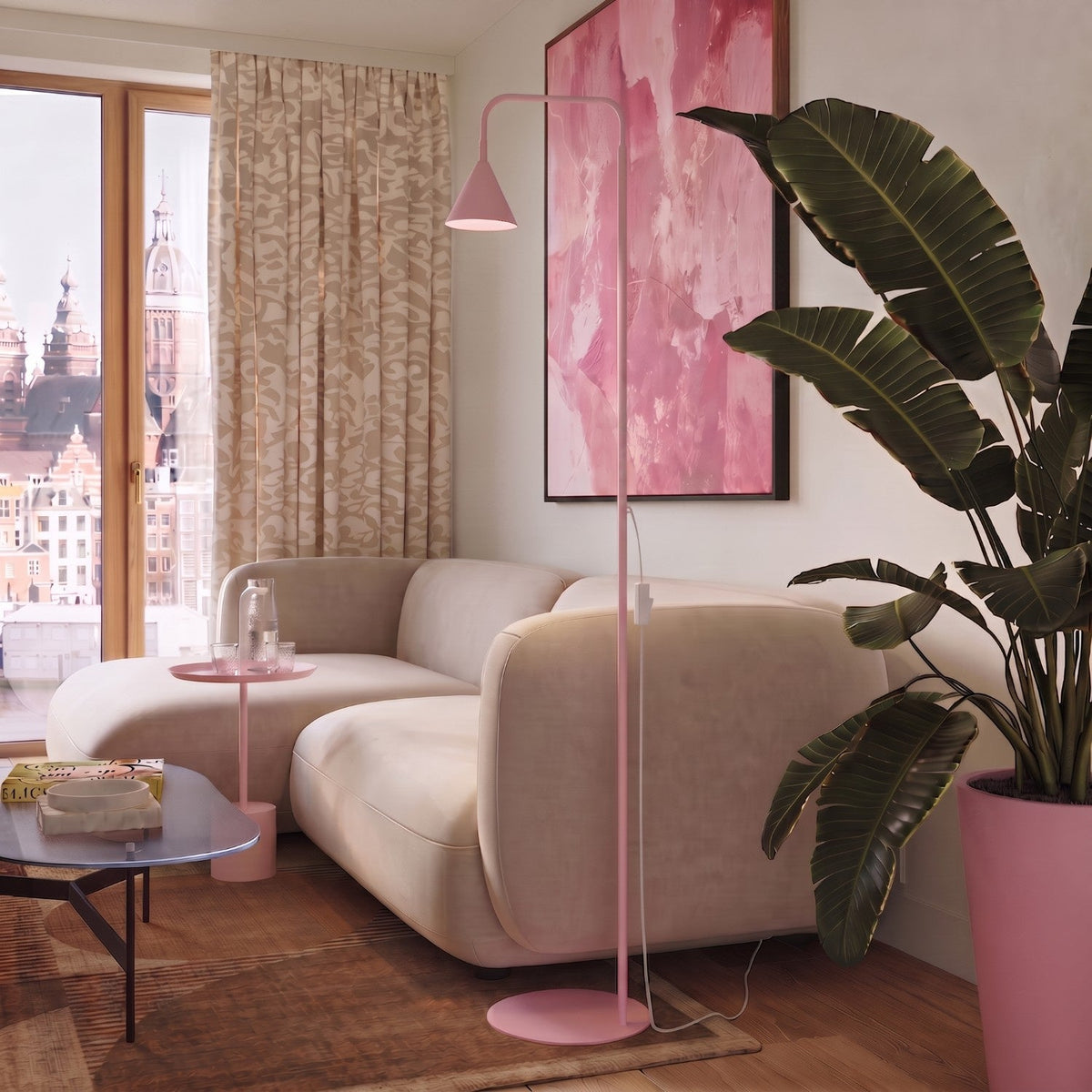 Lámpara de pie con pantalla cónica Pelara – rosa, junto a un sofá y una planta