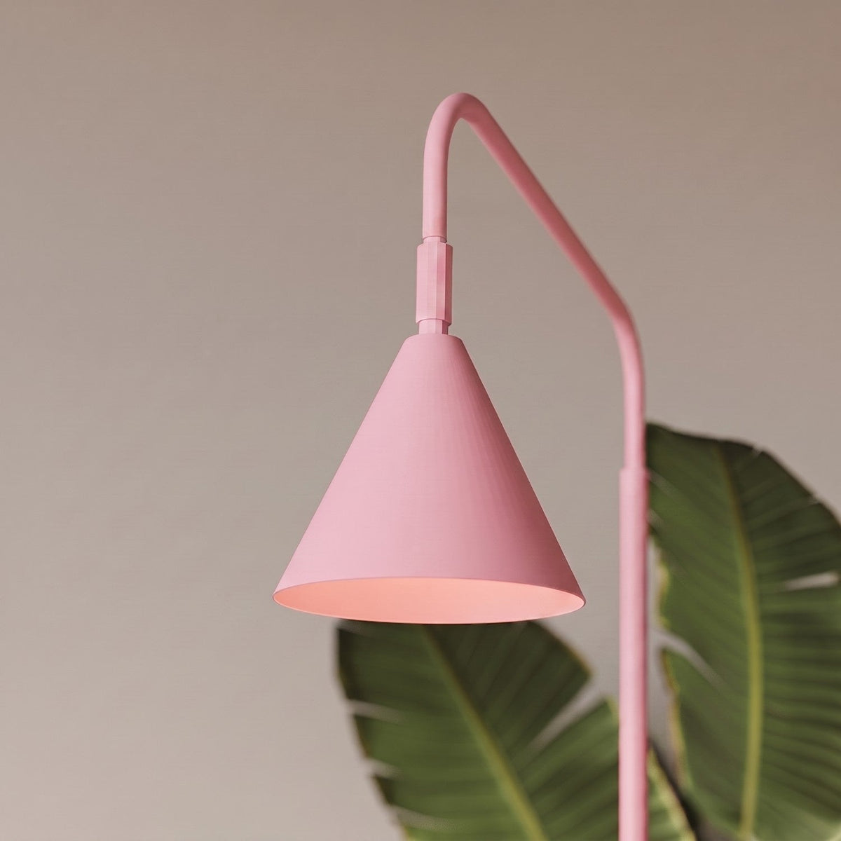 Lámpara de pie con pantalla cónica Pelara – detalle de la pantalla cónica rosa