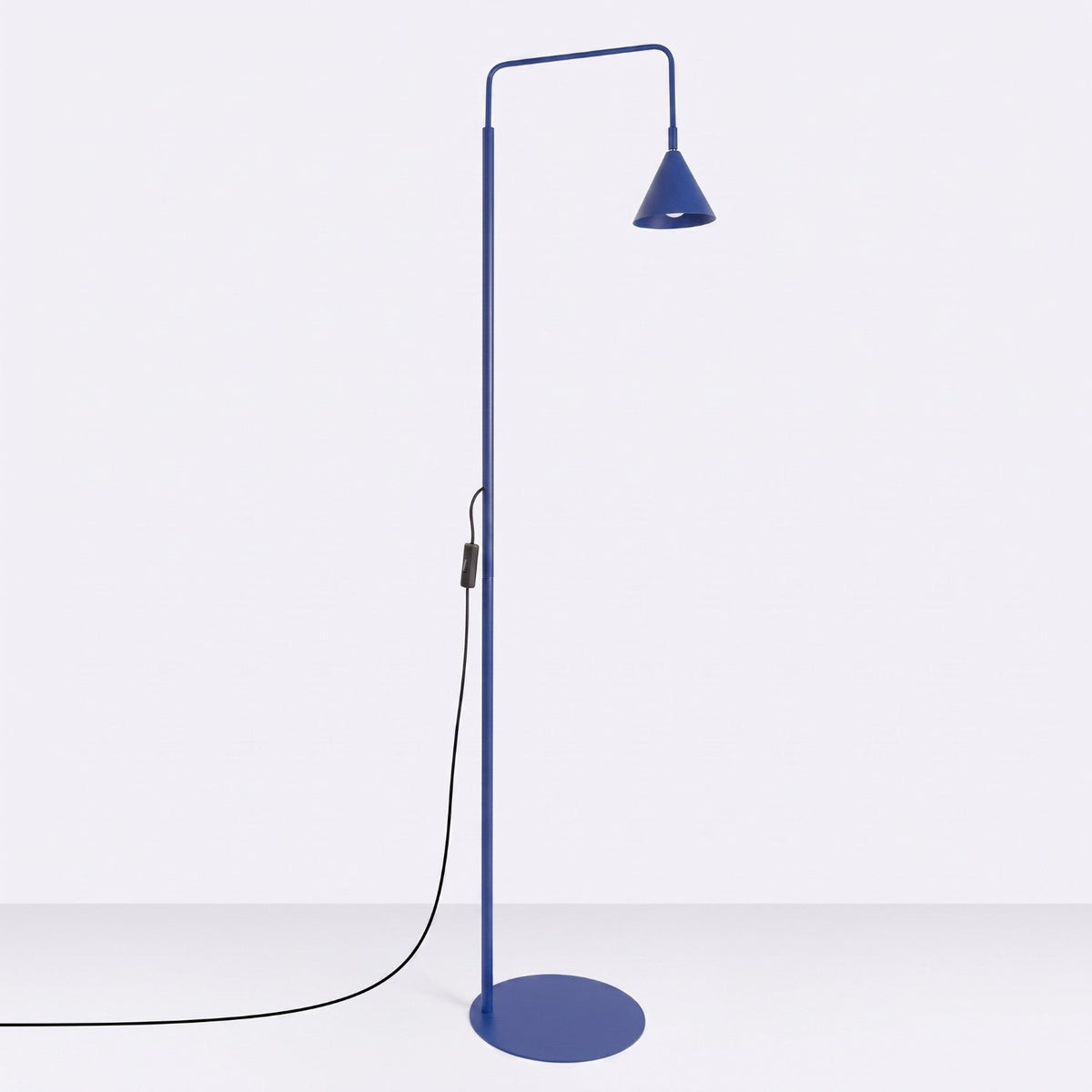 Lámpara de pie con pantalla cónica Pelara – azul ultramar, sobre fondo blanco