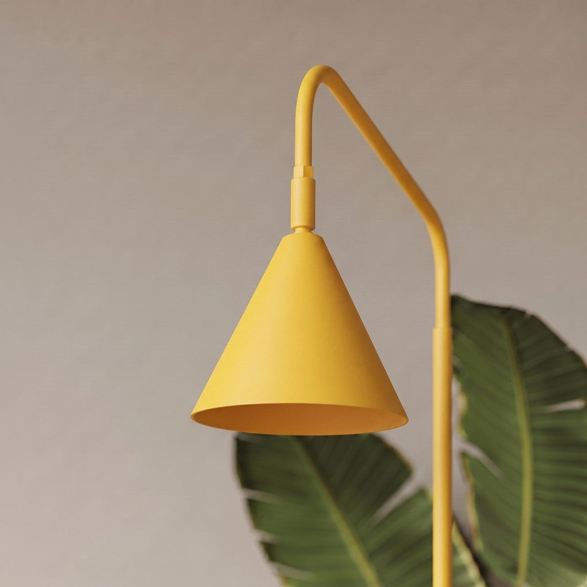 Lámpara de pie con pantalla cónica Pelara – detalle de la pantalla amarillo