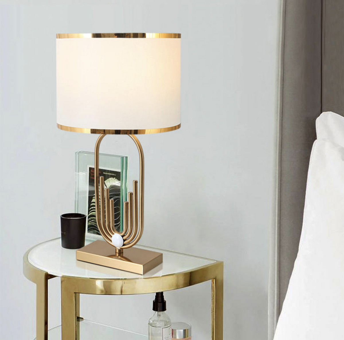 Lámpara de mesa art déco dorada Polena sobre una mesita junto al sofá – imagen 11
