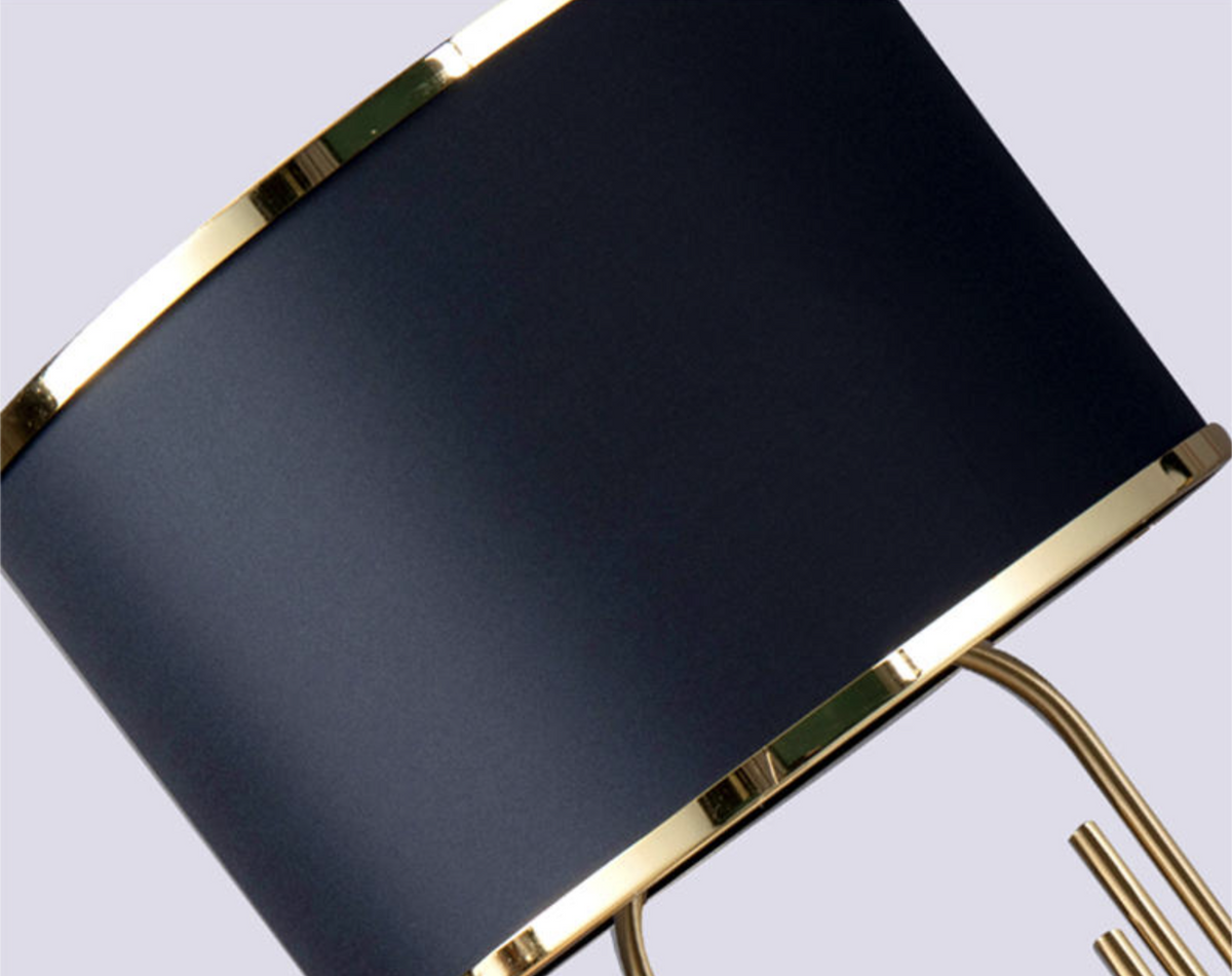Lámpara de mesa art déco dorada Polena sobre una mesita junto al sofá – imagen 5