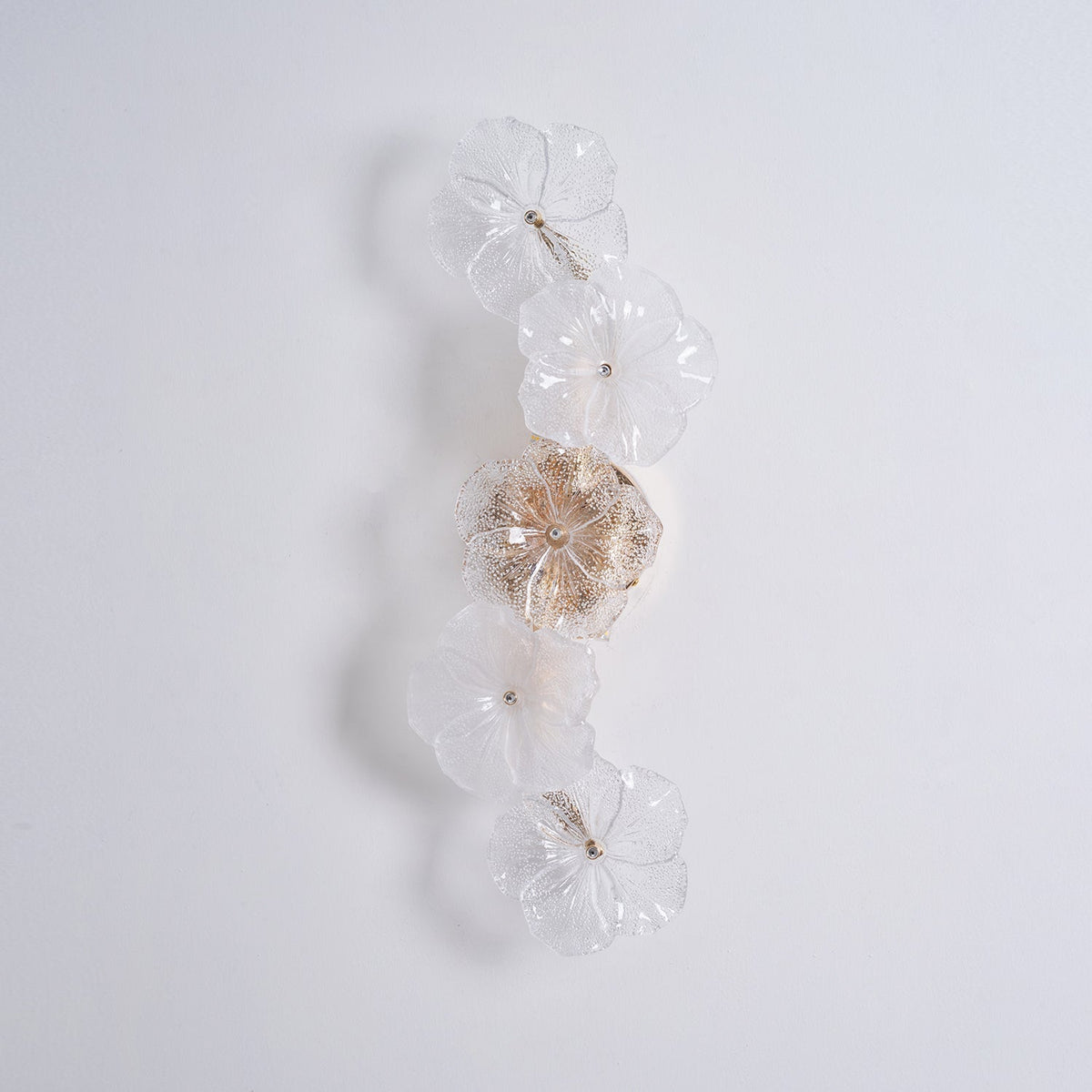 Aplique de pared con flores de cristal Pomelia – apagado sobre pared clara