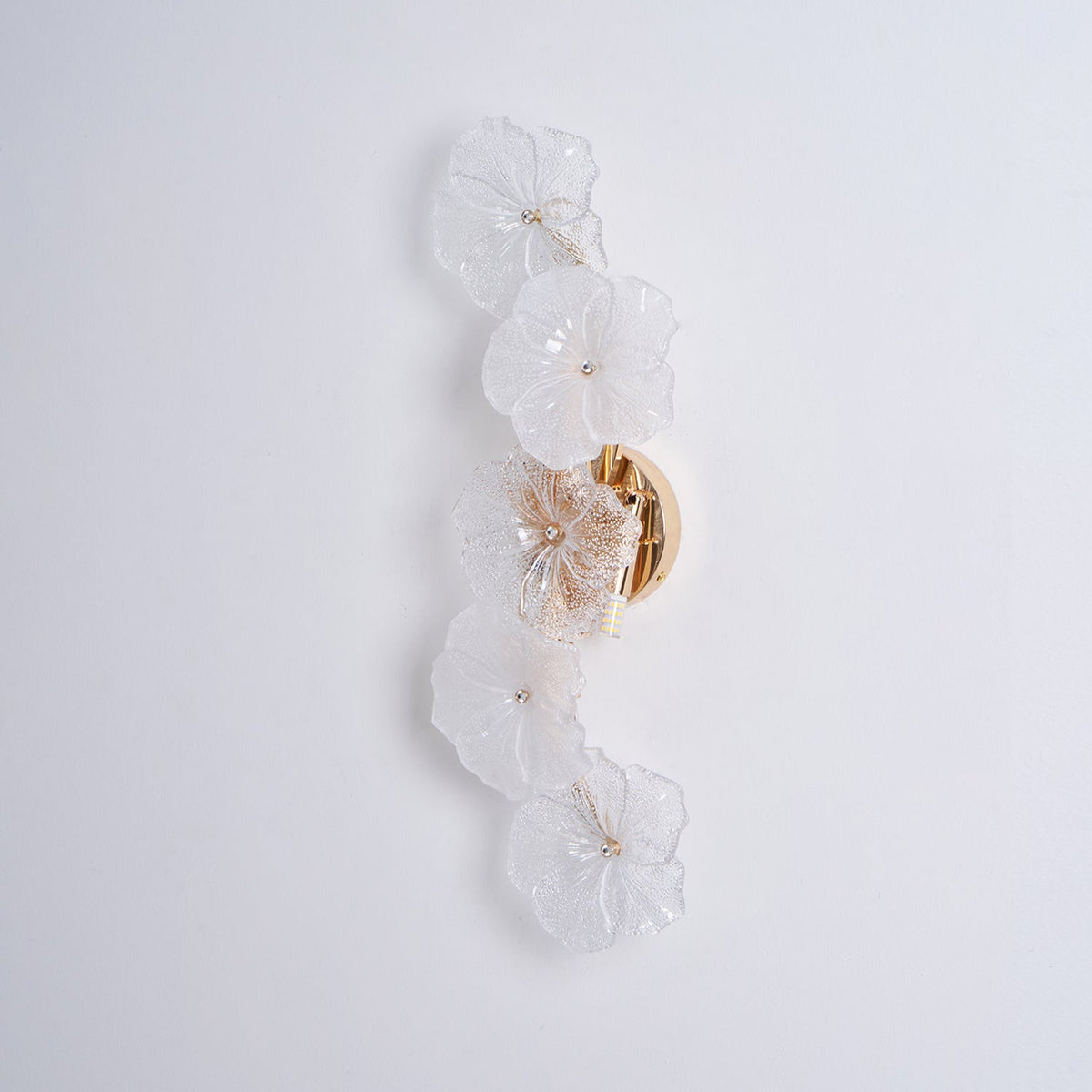 Aplique de pared con flores de cristal Pomelia – de perfil con la estructura dorada