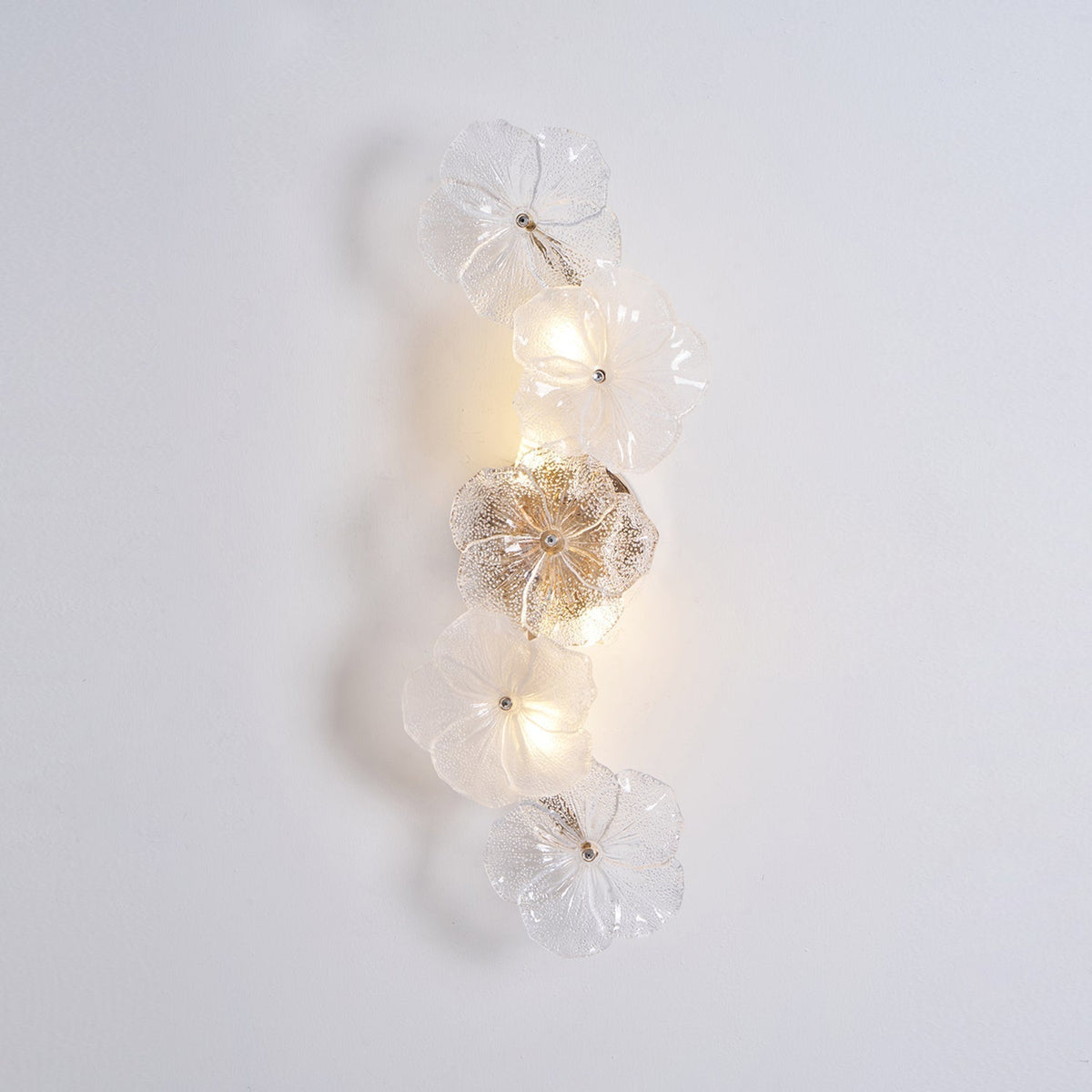 Aplique de pared con flores de cristal Pomelia – modelo de 57 cm encendido
