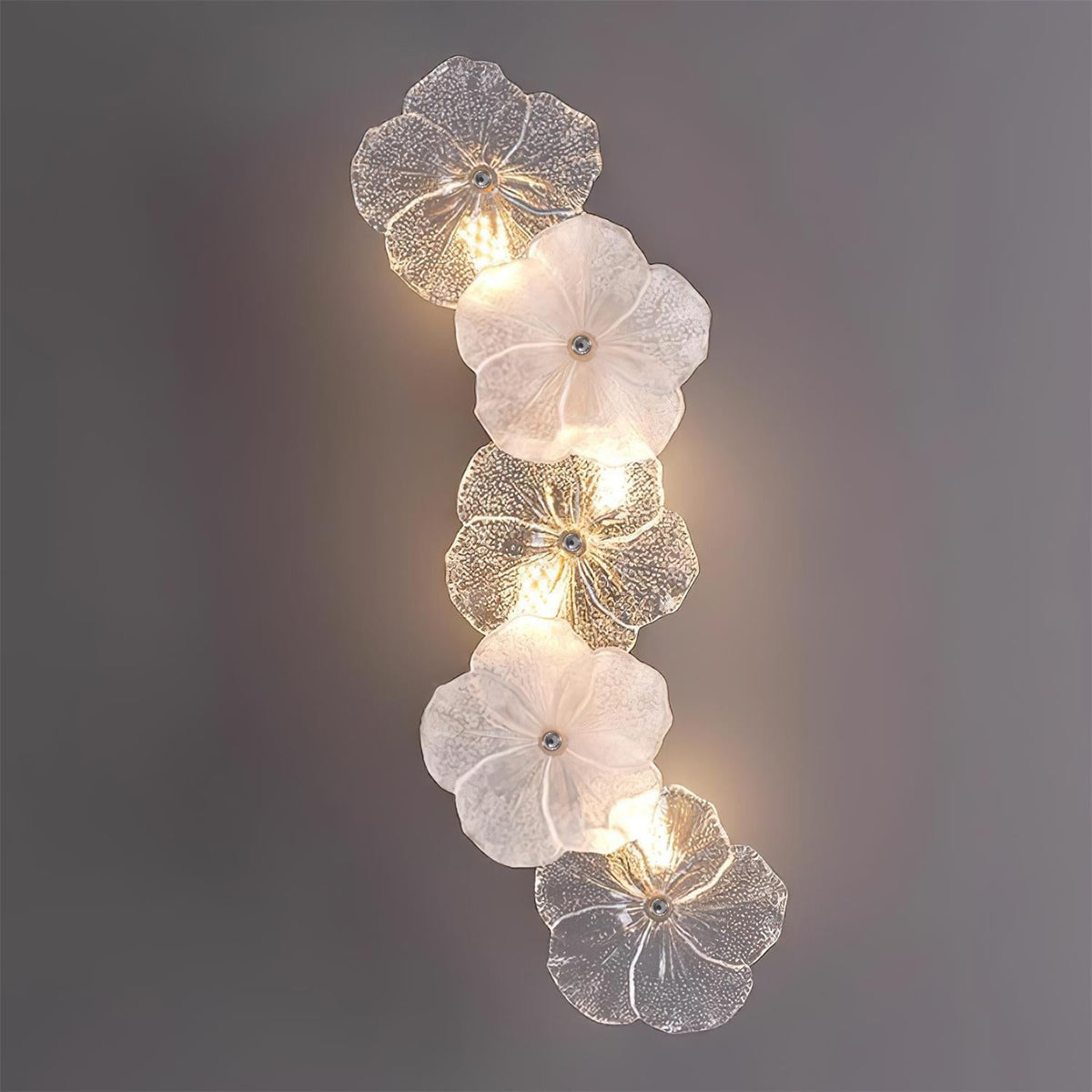 Aplique de pared con flores de cristal Pomelia – modelo de 57 cm sobre pared gris