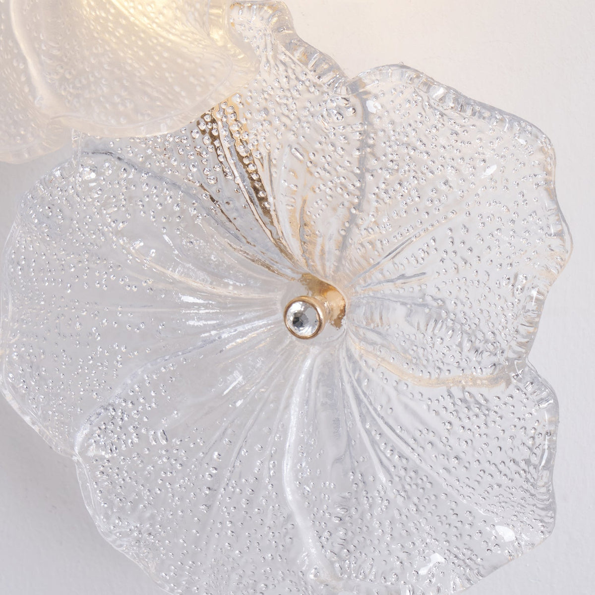 Aplique de pared con flores de cristal Pomelia – detalle de un pétalo de cristal