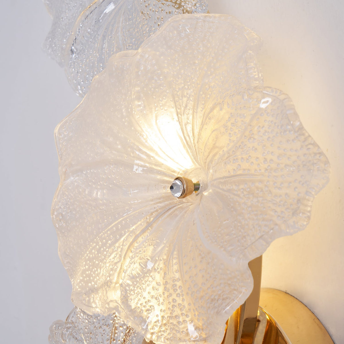 Aplique de pared con flores de cristal Pomelia – detalle de la flor encendida