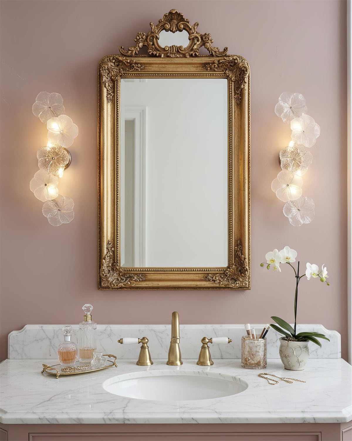 Aplique de pared con flores de cristal Pomelia – pareja junto a un espejo de baño