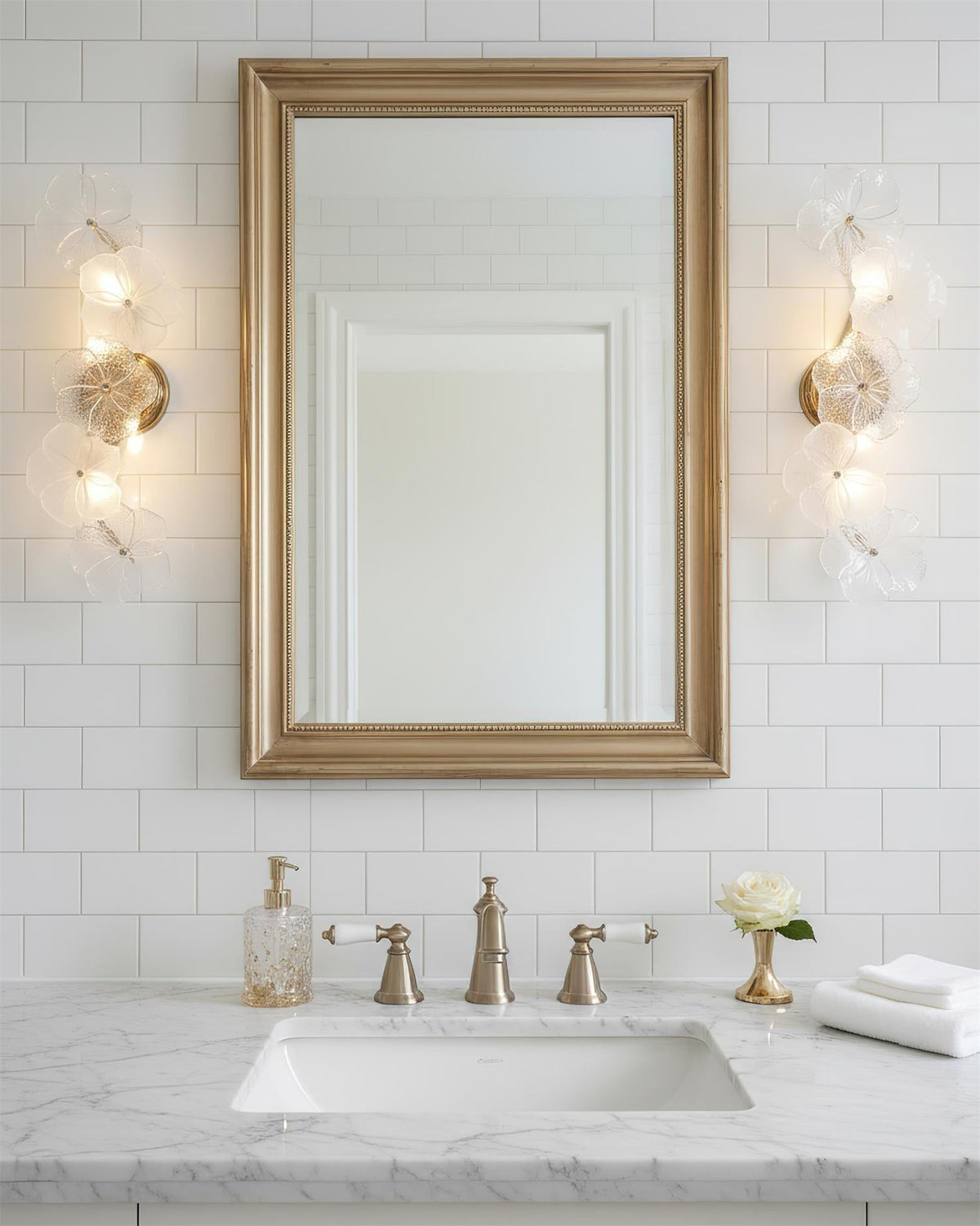 Aplique de pared con flores de cristal Pomelia – pareja junto a un espejo dorado
