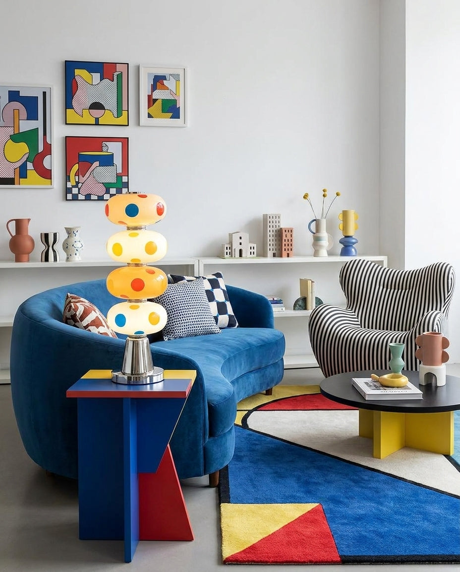 Lámpara de mesa LED de vidrio multicolor Pompona sobre una consola de mármol – imagen 12