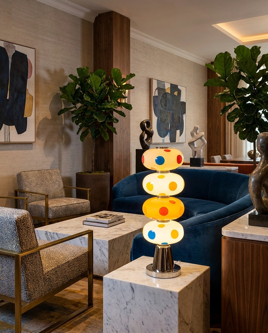 Lámpara de mesa LED de vidrio multicolor Pompona sobre una consola de mármol – imagen 13