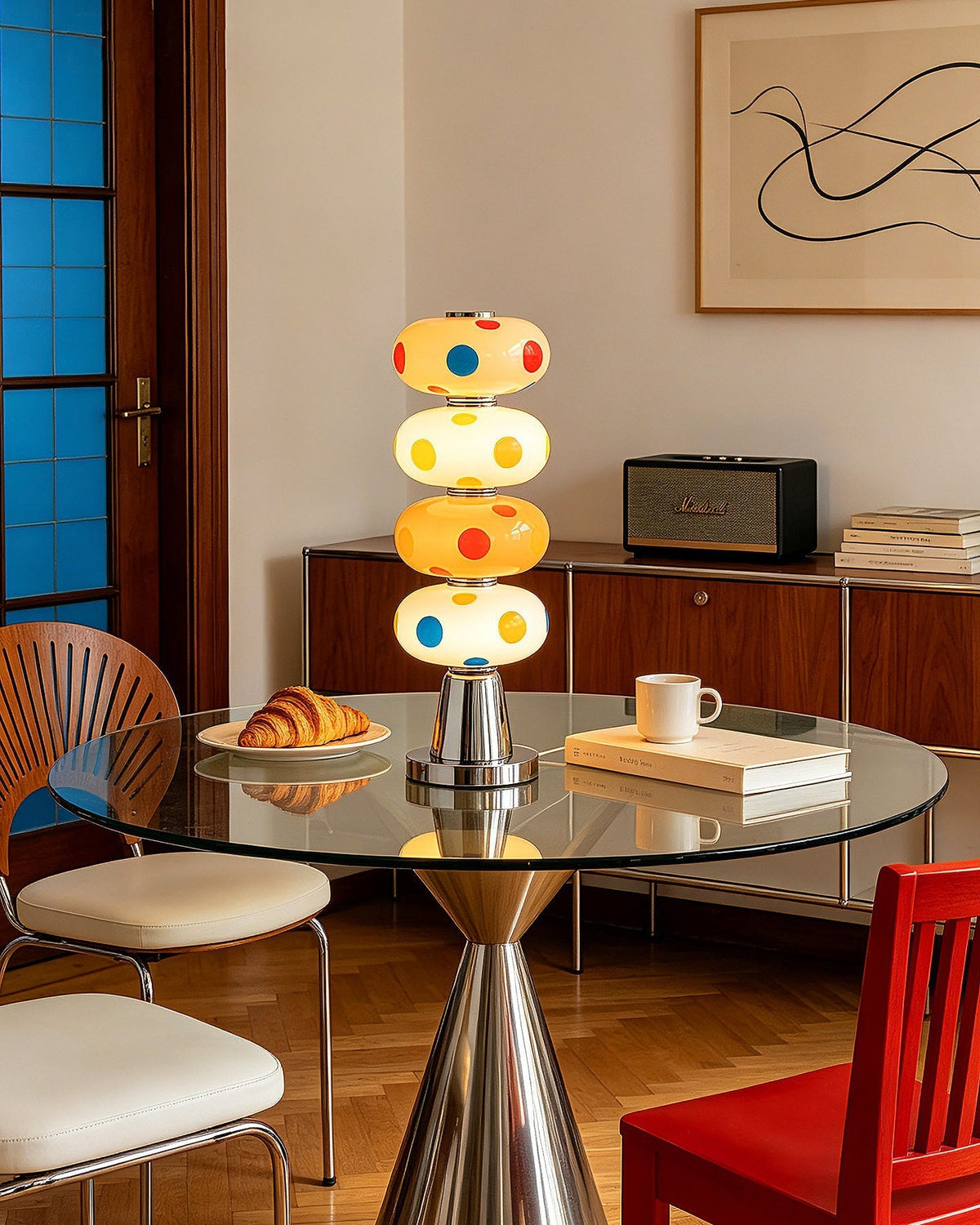 Lámpara de mesa LED de vidrio multicolor Pompona sobre una consola de mármol – imagen 14