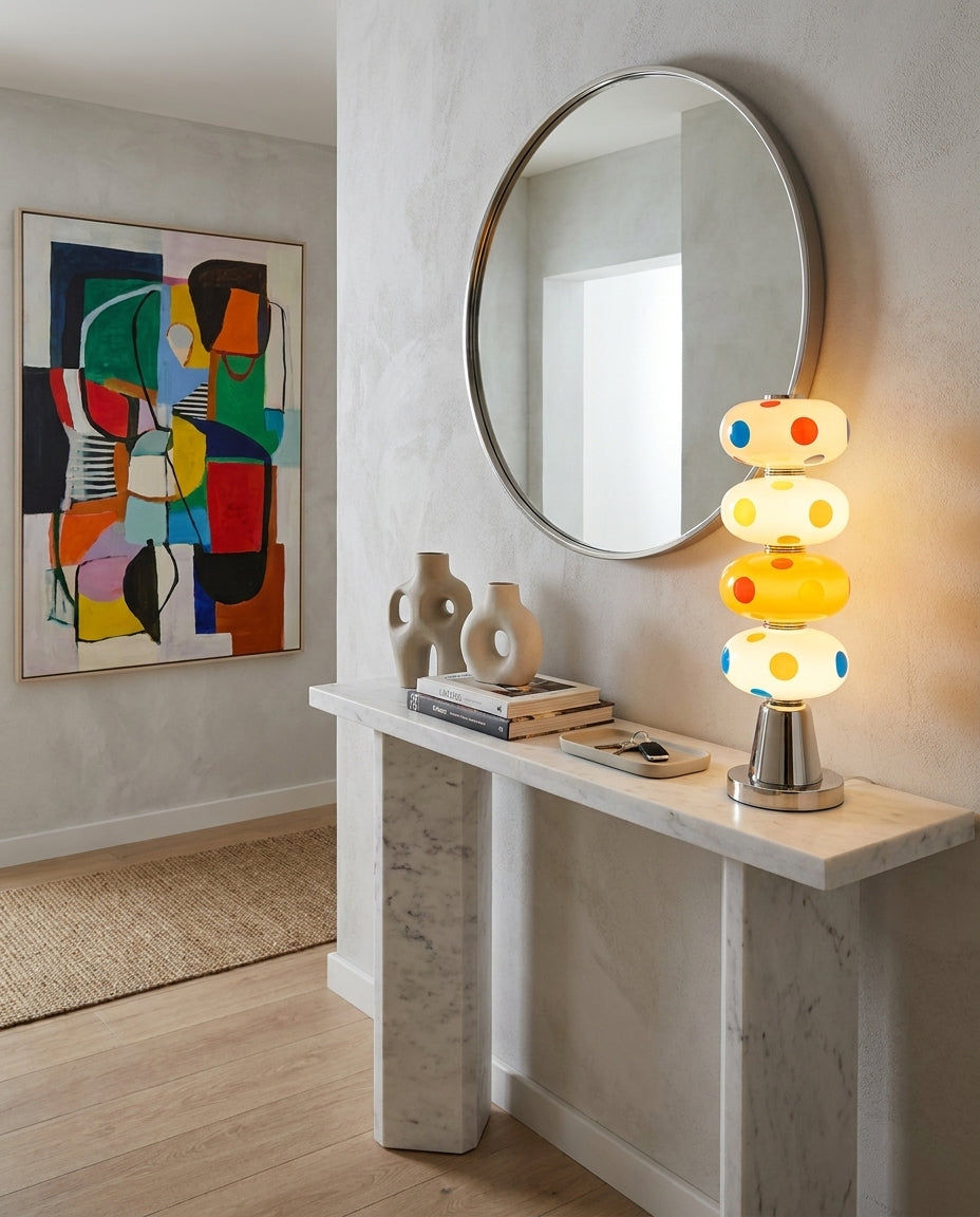 Lámpara de mesa LED de vidrio multicolor Pompona – encendida en un recibidor con espejo redondo