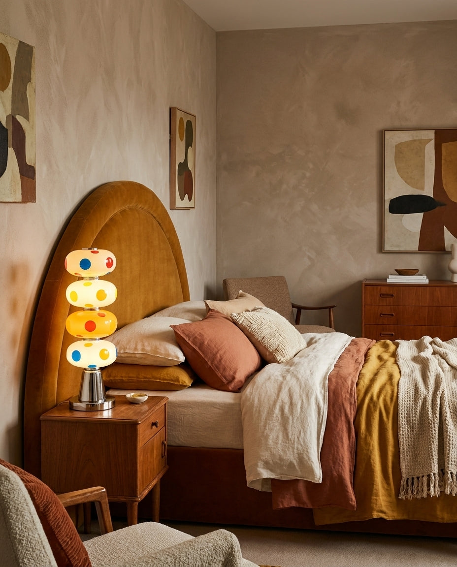Lámpara de mesa LED de vidrio multicolor Pompona – encendida en un dormitorio junto a la cama