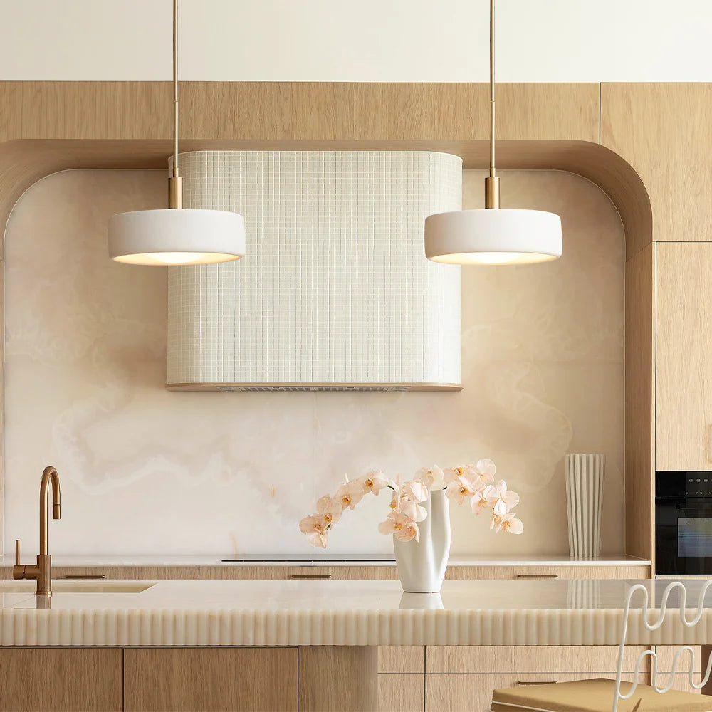 Lámpara colgante de porcelana Nevina sobre una isla de cocina – imagen 15