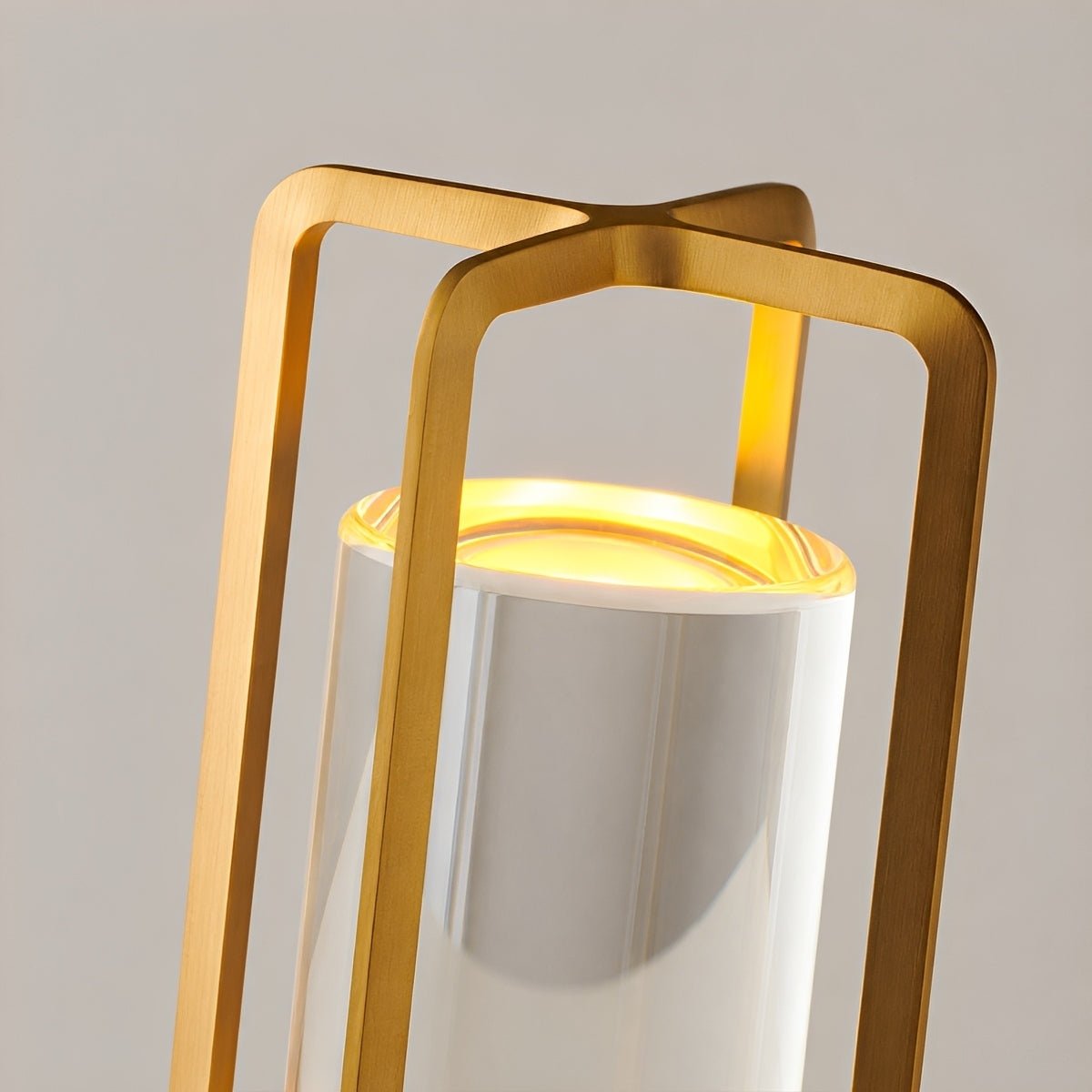 Lámpara de mesa recargable tipo farol Brasela en un dormitorio acogedor – imagen 13