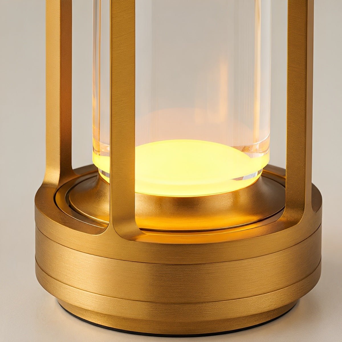 Lámpara de mesa recargable tipo farol Brasela en un dormitorio acogedor – imagen 14