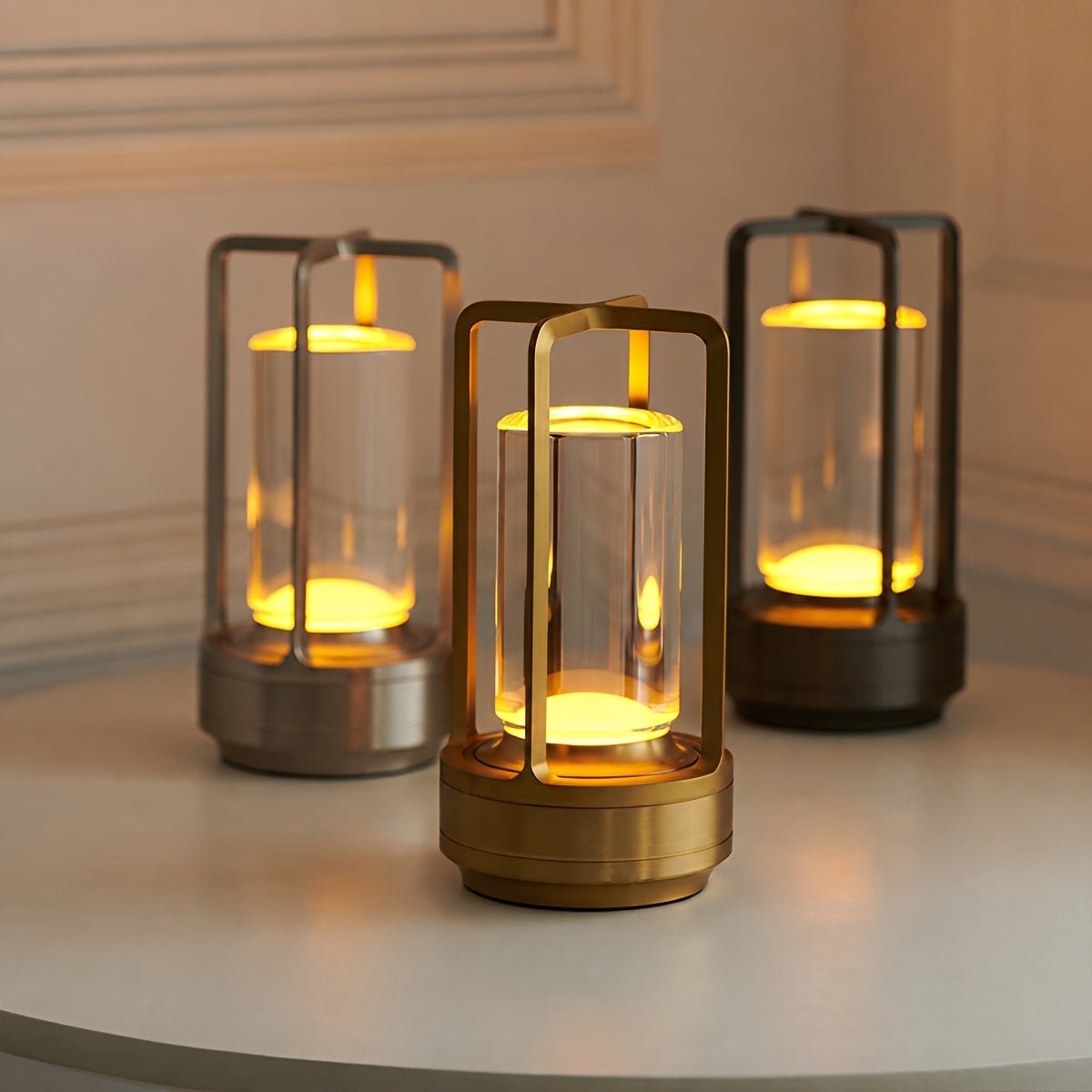 Lámpara de mesa recargable tipo farol Brasela en un dormitorio acogedor – imagen 8