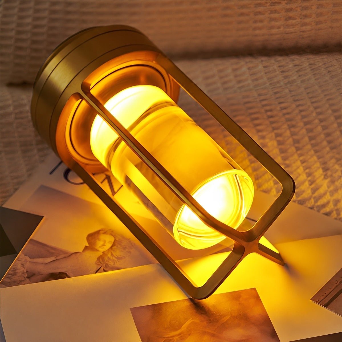 Lámpara de mesa recargable tipo farol Brasela en un dormitorio acogedor – imagen 5