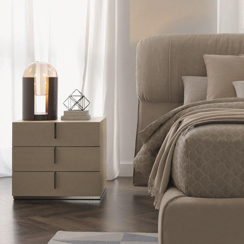 Lámpara de mesa de cristal Tolvia – en un dormitorio luminoso