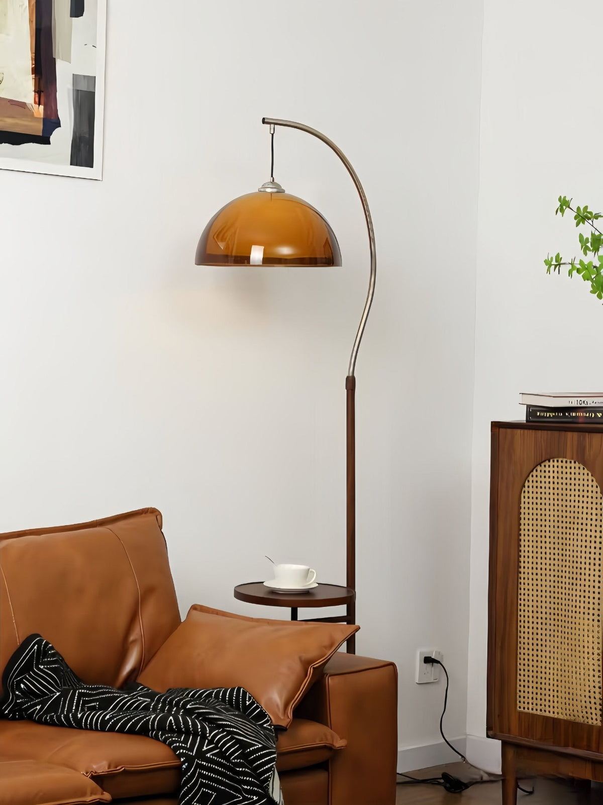 Lámpara de pie en arco seta Fanora en un salón retro – imagen 8