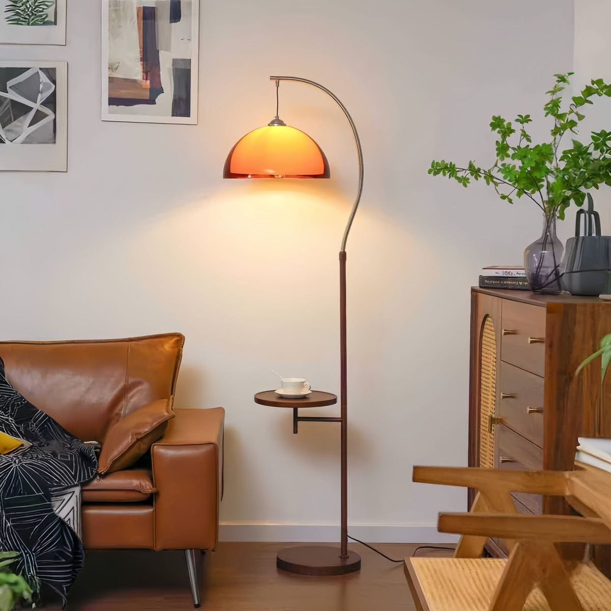 Lámpara de pie en arco seta Fanora en un salón retro – imagen 7