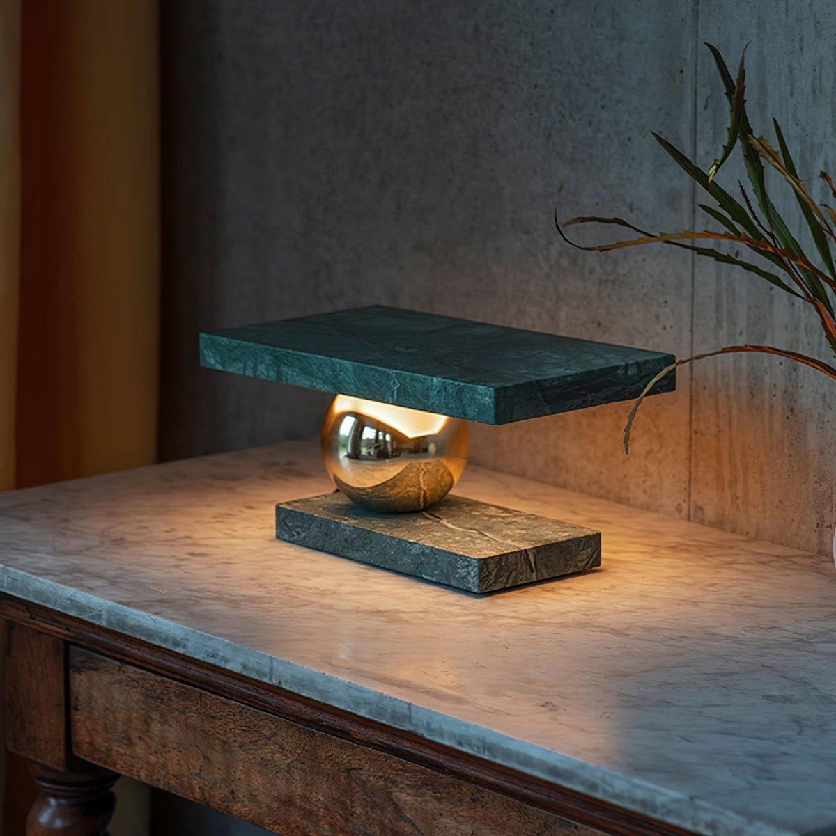 Lámpara de mesa de mármol Quasara sobre una mesa auxiliar – imagen 10