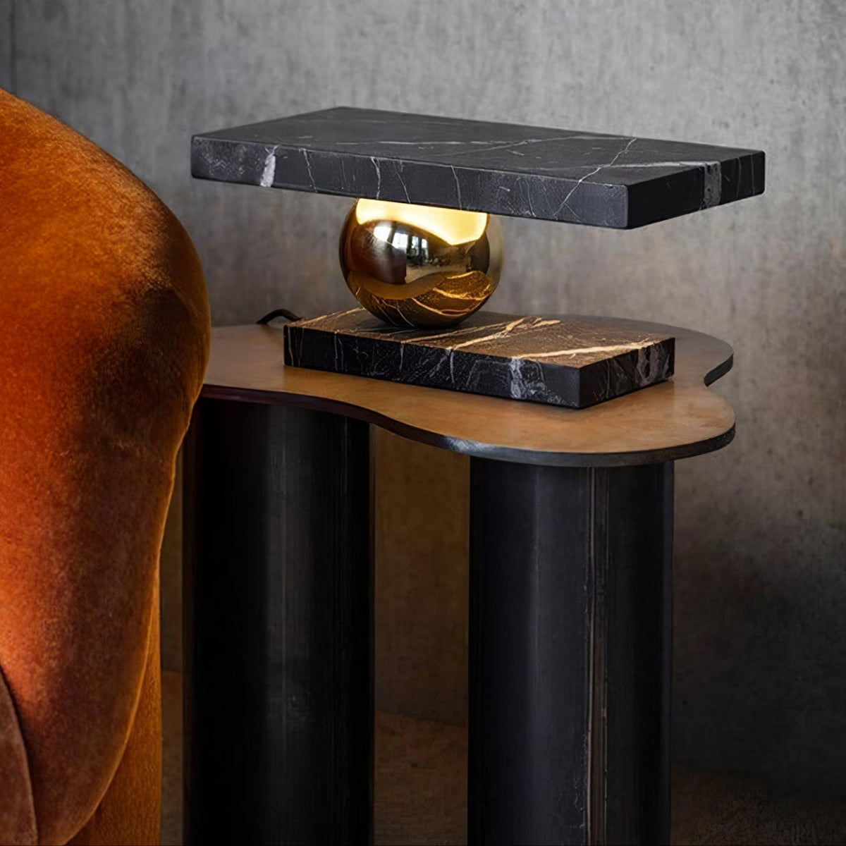Lámpara de mesa de mármol Quasara sobre una mesa auxiliar – imagen 22