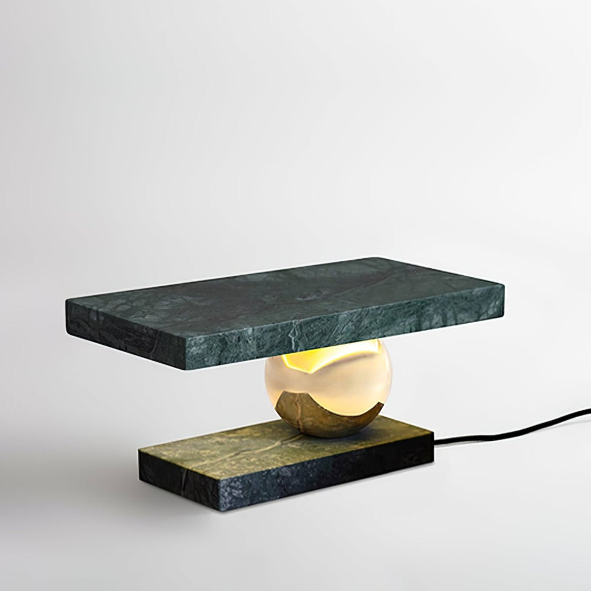 Lámpara de mesa de mármol Quasara sobre una mesa auxiliar – imagen 28