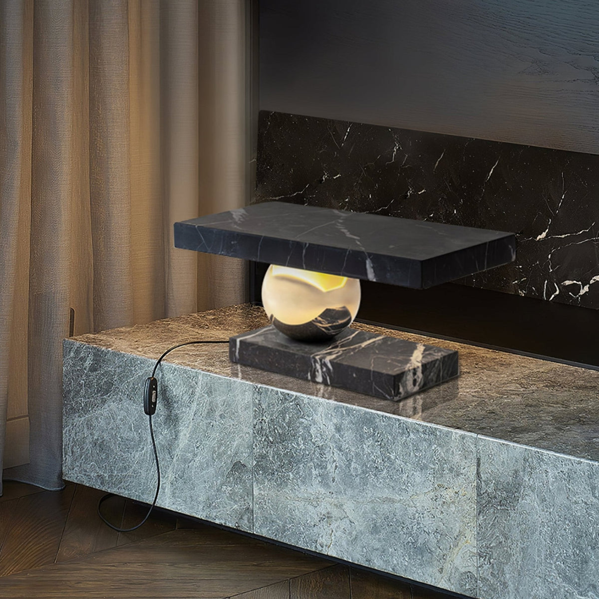 Lámpara de mesa de mármol Quasara – versión en mármol negro sobre un aparador de piedra