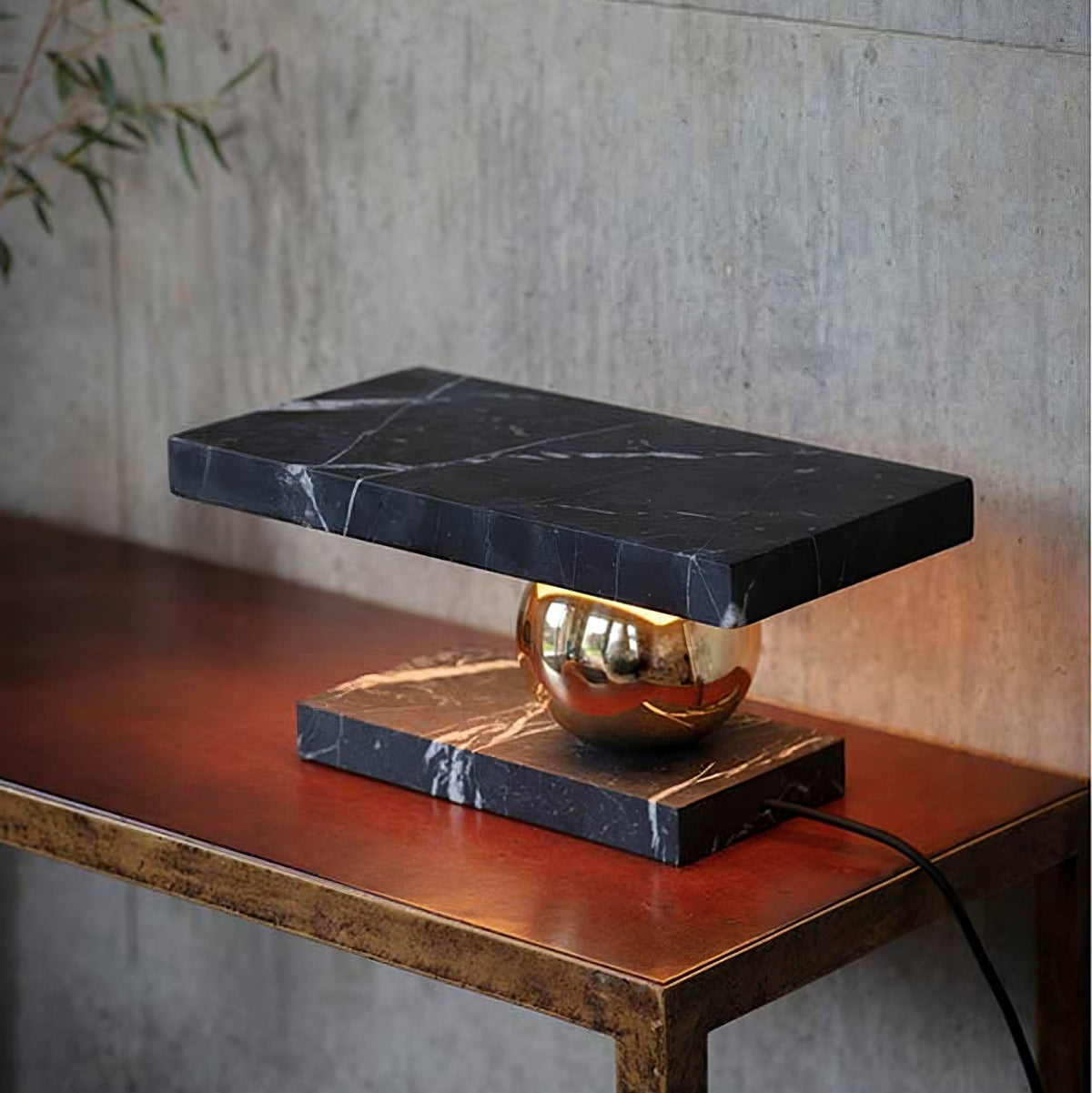 Lámpara de mesa de mármol Quasara sobre una mesa auxiliar – imagen 9