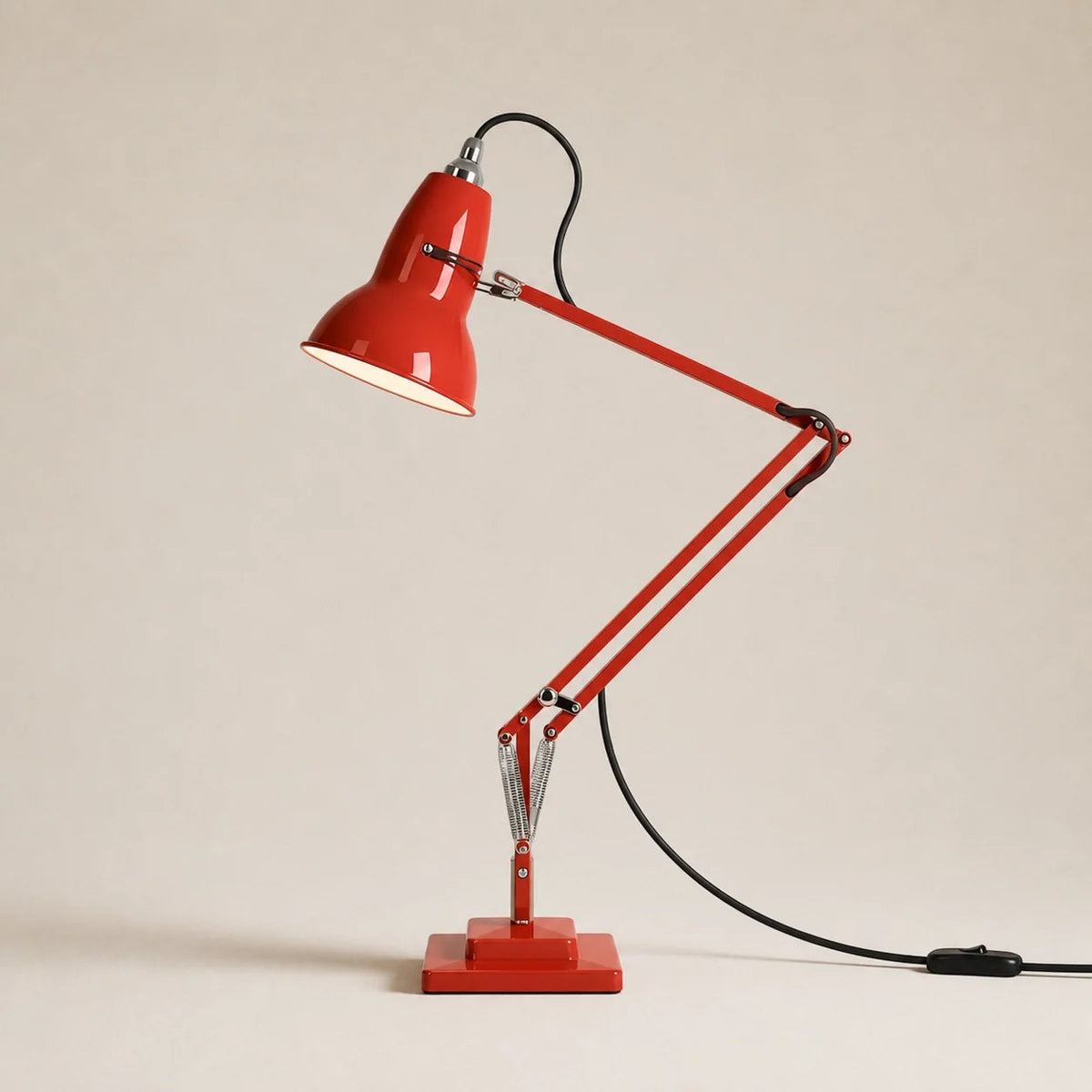 Lámpara de escritorio industrial Quinela – versión rojo coral