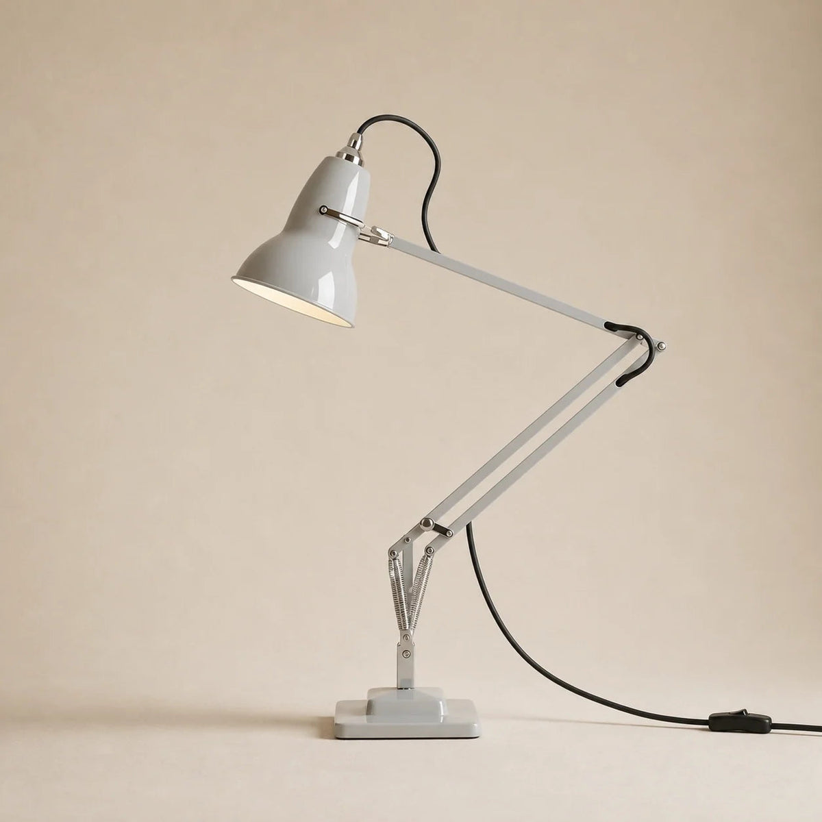 Lámpara de escritorio industrial Quinela – versión gris