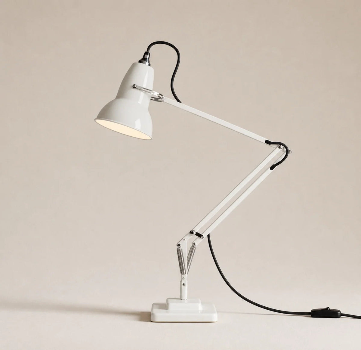 Lámpara de escritorio industrial Quinela – versión blanco crema